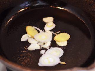 辣椒炒荷包蛋,鍋中放入調和油和一點點豬油燒熱,放入蔥姜蒜爆香。