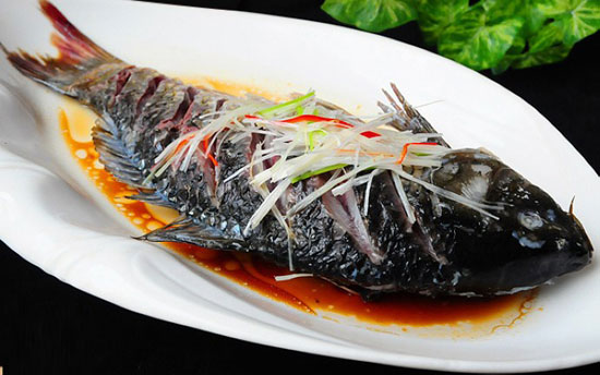 蔥油鯉魚的做法