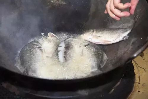 【農家菜】自貢風味鍋巴鯽魚