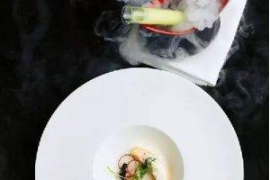 極凍黃瓜高湯，泰式腌攀枝花芒果，水蘿卜和魚子醬