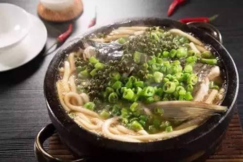 【年菜】老少齊聚合家歡（石鍋烏冬青椒魚頭）