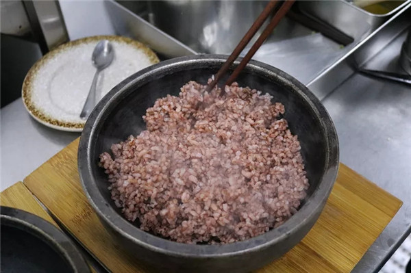 紅米入石鍋，再澆蝦膏湯，米飯也能做成看家菜！