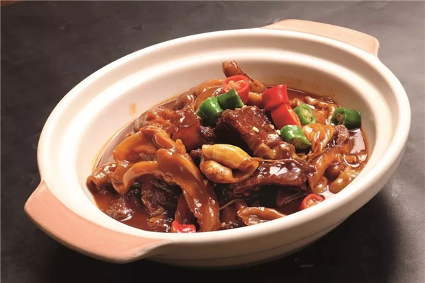 【酒樓菜】鴨掌魚泡燒牛腩