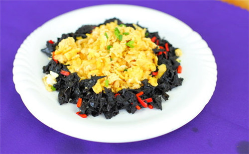 【石耳】生在絕壁、采摘艱難，照樣是民間珍饈食材