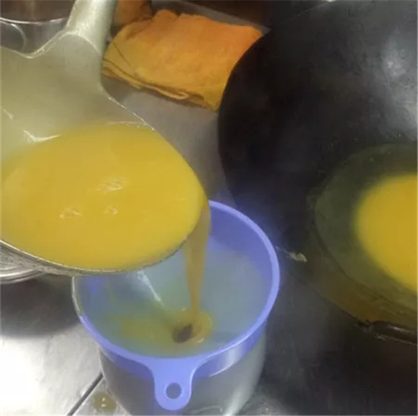 紅米入石鍋，再澆蝦膏湯，米飯也能做成看家菜！