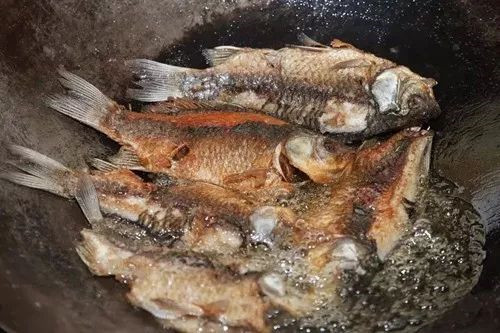 【農家菜】自貢風味鍋巴鯽魚