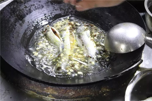 【熱賣菜】蔥蔥鯽魚