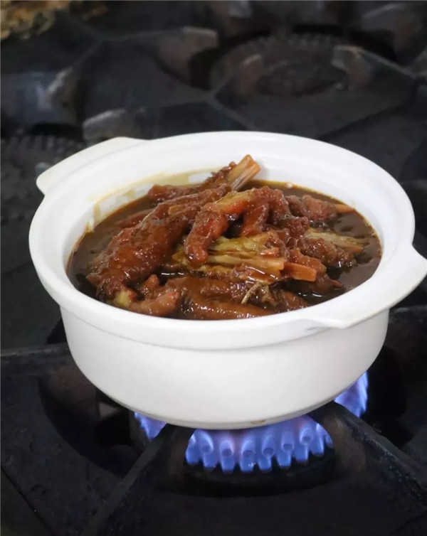 【創(chuàng)新粵菜】紫金煲鳳爪