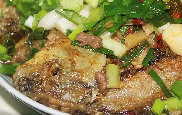 【熱賣菜】家常蔥香鯽魚
