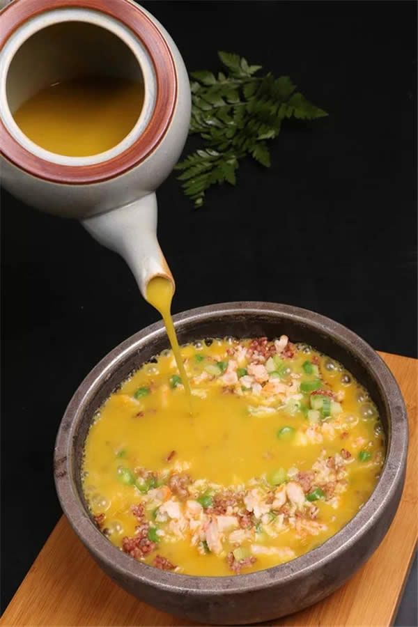 紅米入石鍋，再澆蝦膏湯，米飯也能做成看家菜！