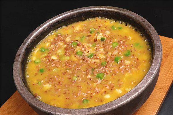 紅米入石鍋，再澆蝦膏湯，米飯也能做成看家菜！