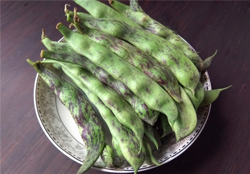 東北有種豆角叫“兔子翻白眼”，比普通豆角貴5倍……