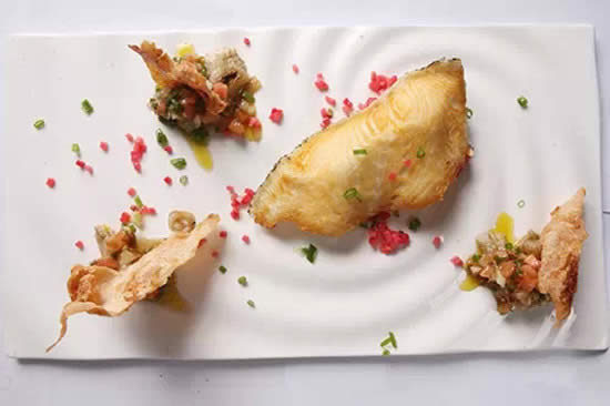 【創新西餐】香煎鱈魚、乳豬皮配泡菜、沙拉