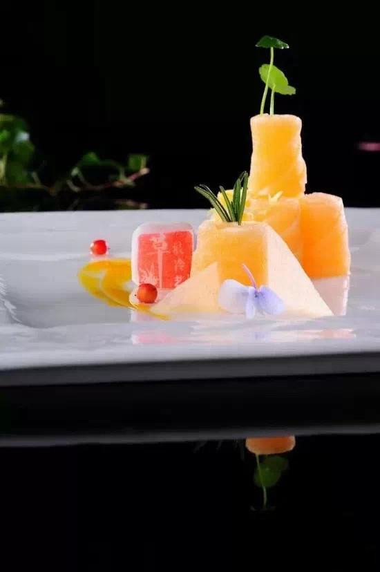 【涼菜】做法：  1、哈蜜爪去籽、去皮、切片卷起，放入冰箱冰鎮，待用。  醬汁：  濃縮橙汁加入煉乳、鮮奶調制，淋上即可。