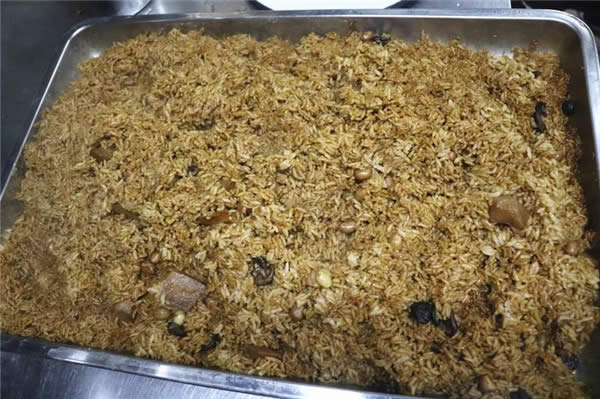 紅米入石鍋，再澆蝦膏湯，米飯也能做成看家菜！