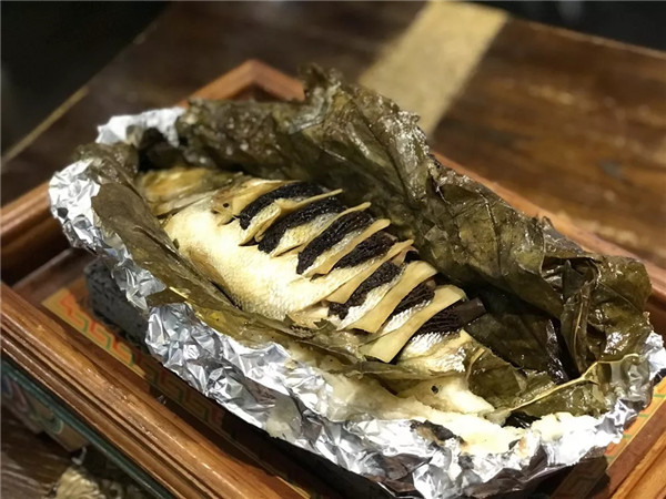 【創(chuàng)新菜】火焰鹽烤羊肚菌汁腌鮮鱸