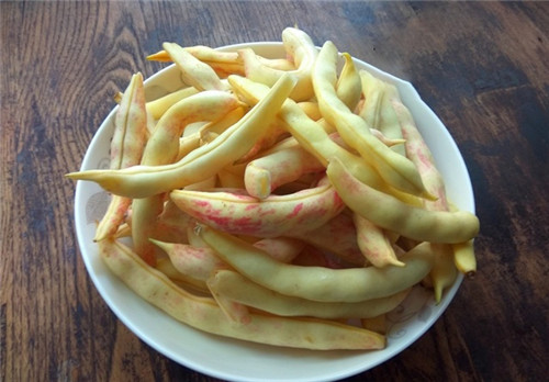 東北有種豆角叫“兔子翻白眼”，比普通豆角貴5倍……