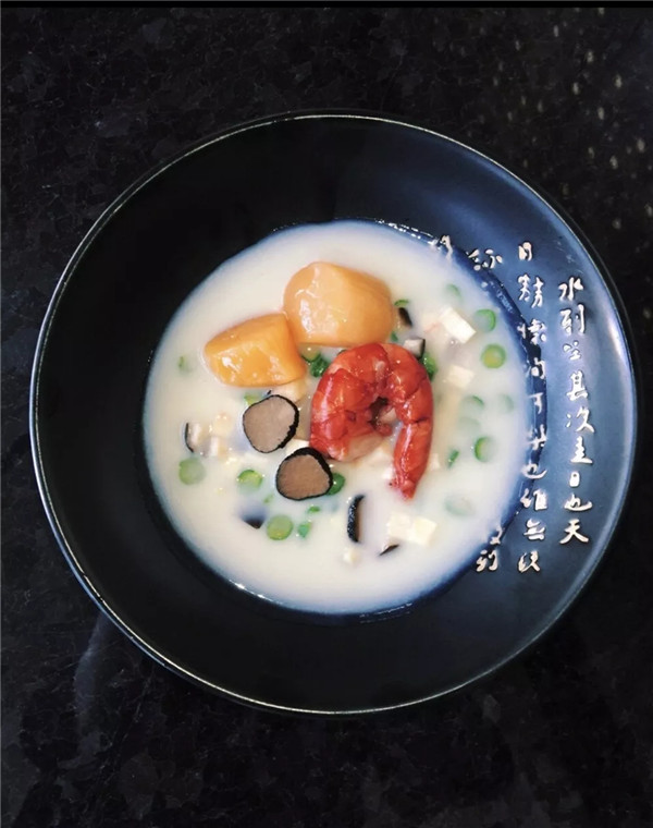 【創新粵菜】黑菌海鮮豆奶湯