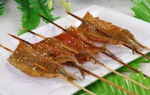 夏天燒烤店必不可少的馬步魚