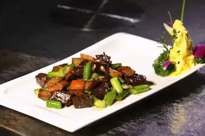 【新派粵菜】金蒜喼汁爆和牛粒