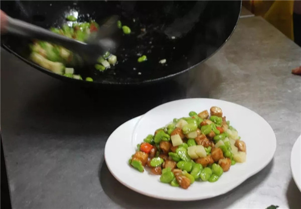 【創(chuàng)新菜】蠶豆瓣春筍炒雞丁（圖解）