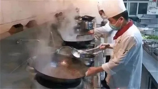 廚師今年就業有多難？有人目標月薪3000，有人自愿0工資試用……