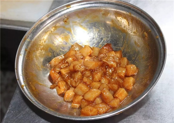 【創(chuàng)新菜】蠶豆瓣春筍炒雞丁（圖解）