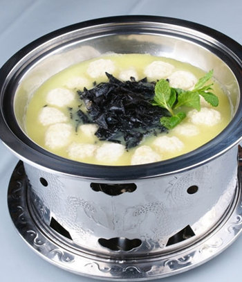 【石耳】生在絕壁、采摘艱難，照樣是民間珍饈食材