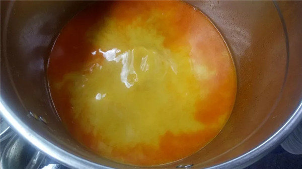 紅米入石鍋，再澆蝦膏湯，米飯也能做成看家菜！