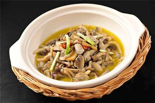 【熱賣菜】雞湯雜菌煲主料：白木耳50克，鹿茸菌50克，虎皮菌50克，白蘑50克，雞腿菌50克，杏鮑菇50克，蟲草花25克。  配料：五花肉50克，土雞2斤熬湯。  調(diào)料：鹽10克，味精5克，胡椒粉5克。  制作方法：  1.將所有菌洗凈去蒂，白木耳、鹿茸菌、虎皮菌泡發(fā)待用，白蘑、雞腿菌、杏鮑菇切片待用，蟲草花用冷水泡好。  2.砂鍋倒油，下五花肉片煸炒出香，加白木耳、鹿茸菌、虎皮菌、白蘑、雞腿菌、杏鮑菇翻炒，入蟲草花，倒雞湯燜制。  3.加鹽、味精、胡椒粉調(diào)味，出鍋即成。  特點(diǎn)：菌味濃香鮮香，回味十足，入口響脆爽口。 