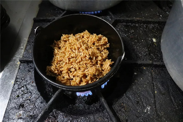 紅米入石鍋，再澆蝦膏湯，米飯也能做成看家菜！