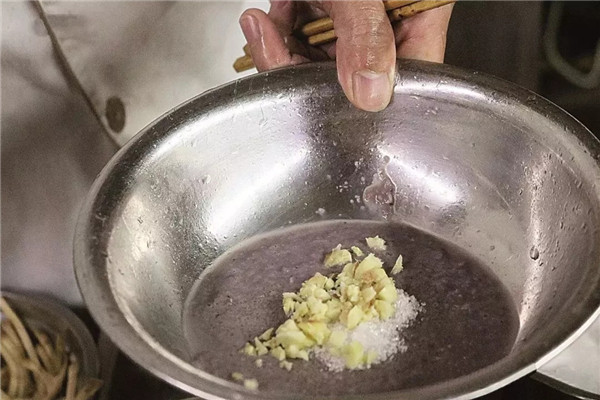 【創(chuàng)新粵菜】蝦醬蒸雞蛋燒腩