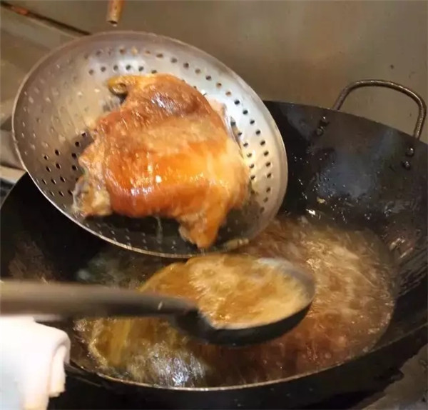 【傳統魯菜】荷葉米粉肘子