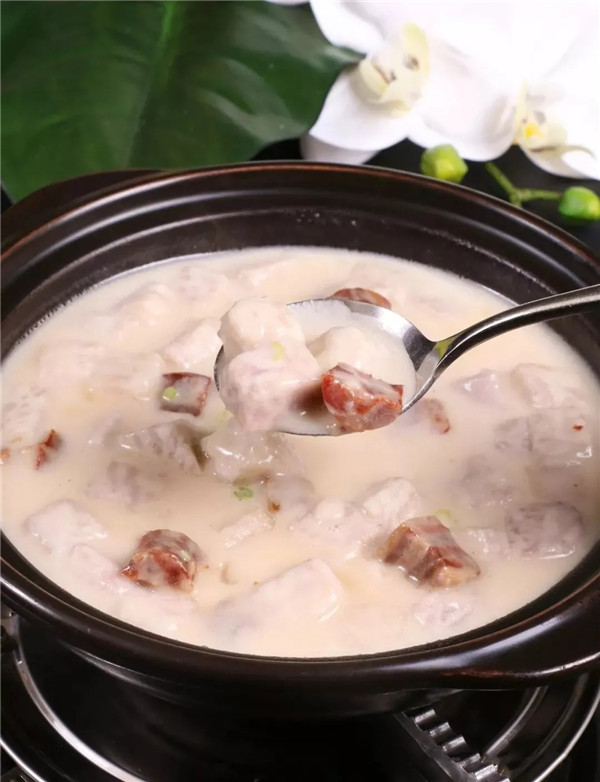 【粵菜】椰汁炭芋煮臘味