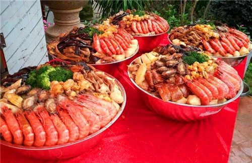 圍村盆菜宴——將所有美味納為一盆，豐儉由人，更接地氣！