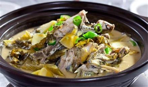 【家常菜】筒子骨燉黃骨魚