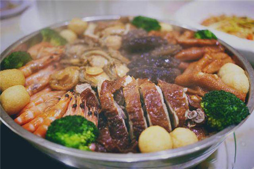 圍村盆菜宴——將所有美味納為一盆，豐儉由人，更接地氣！