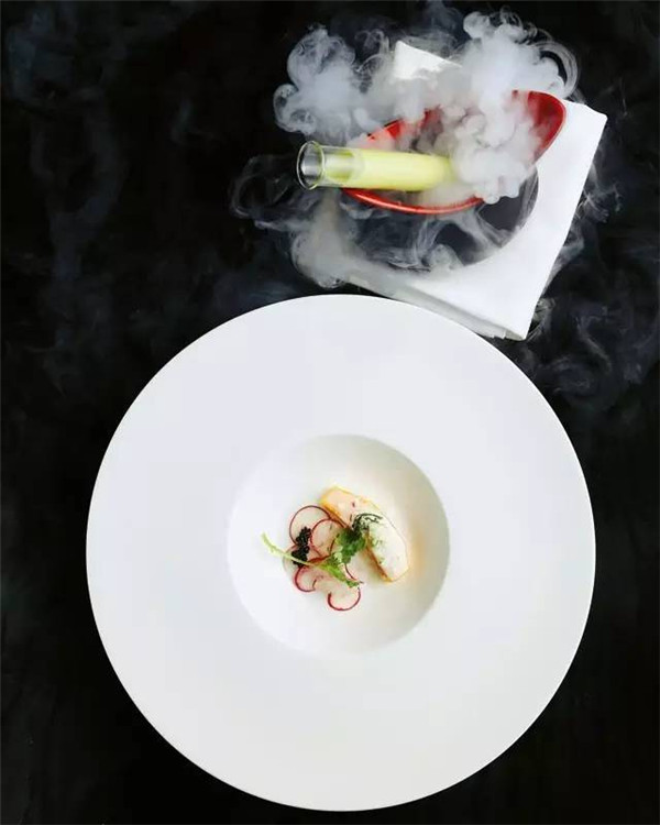【融合菜】極凍黃瓜高湯，泰式腌攀枝花芒果，水蘿卜和魚子醬.jpg