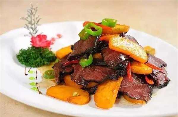 【鄉(xiāng)土菜】老南瓜烹老臘肉.jpg