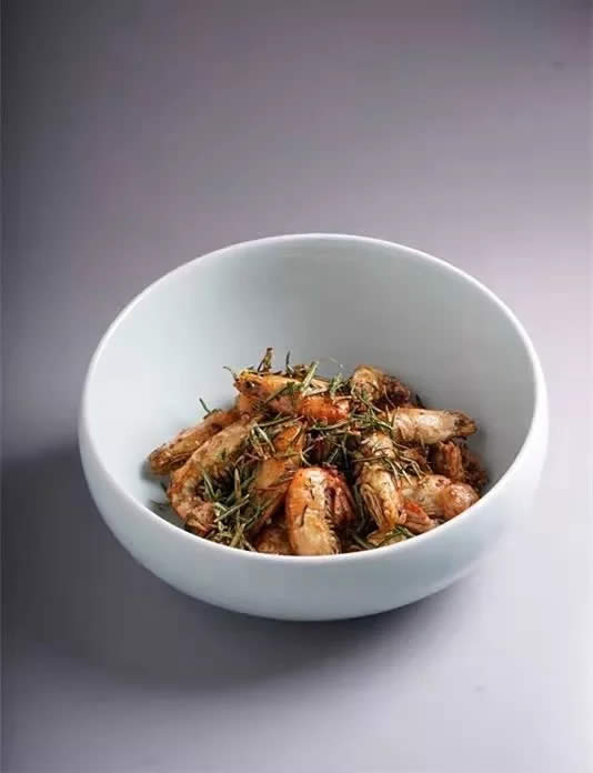 【創新菜】迷迭香辣鮮露爆鮮蝦＜原料＞  鮮蝦400g，干蔥20g，迷迭香20g。    ＜調料＞  辣鮮露30g。    ＜做法＞  1.將鮮蝦剪掉蝦須，開背去蝦線，撒點鹽、黑胡椒腌制10分鐘待用。    2.鍋入油燒至7成熱，鮮蝦拍少許生粉，下入油鍋中炸至干身，撈出待用。    3.鍋留底油，下入干蔥、迷迭香炒香，倒入炸蝦，調入辣鮮露，快速翻炒均勻，裝盤即可。