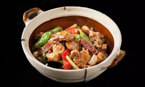 【家常菜】臘味滑雞煲