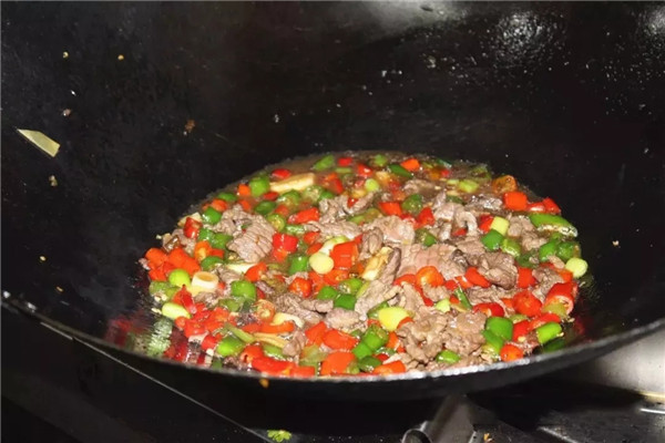 【創(chuàng)新菜】小炒黃牛肉配鍋巴