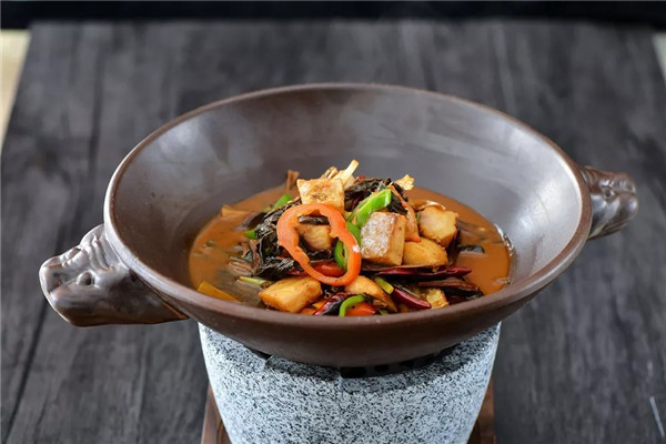 【創(chuàng)新菜】陶爐燉老干菜咸魚