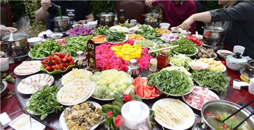 一桌鮮花即成宴！帶你領略云南鮮花宴的魅力！