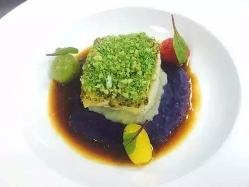 【創(chuàng)新西餐】夏果焗鱈魚柳配茴香紫土豆泥，味增柑橘汁（主菜）.jpg
