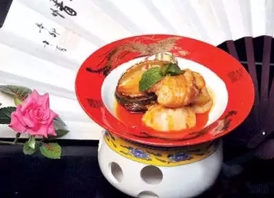 【招牌菜】鮮鮑芋兒雞（位上）