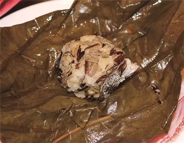 【年菜】迎春接福（荷葉蒸粽子鮑魚）