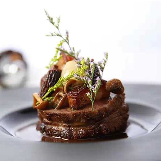 【創(chuàng)新西餐】勃艮第牛肉佐骨髓及香料沙拉