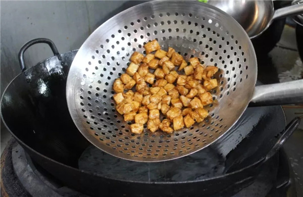 【創(chuàng)新菜】蠶豆瓣春筍炒雞丁（圖解）