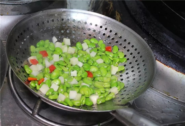 【創(chuàng)新菜】蠶豆瓣春筍炒雞丁（圖解）
